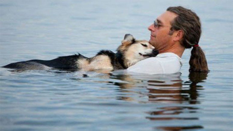 Acest om își duce zilnic câinele să doarmă în lac. Care este motivul