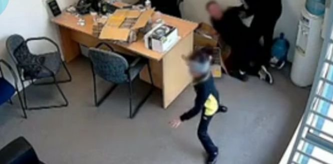 Momentul în care o fetiță de șase ani încearcă să oprească un hoț înarmat cu un topor. Ce a urmat a uimit o lume întreagă - VIDEO 
