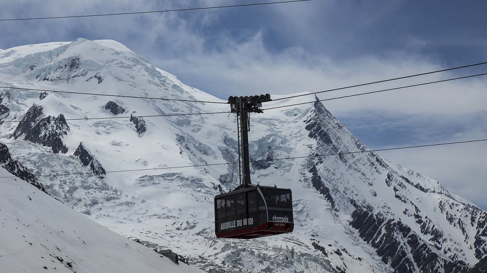 100 de persoane sunt blocate în telecabine deasupra Mont Blanc. Oamenii sunt suspendați la peste 3.400 de metri și așteaptă disperați ajutoare