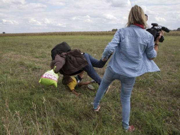 Ce s-a întâmplat cu jurnalista din Ungaria, filmată în timp ce lovea cu piciorul imigranți la frontiera cu Serbia  