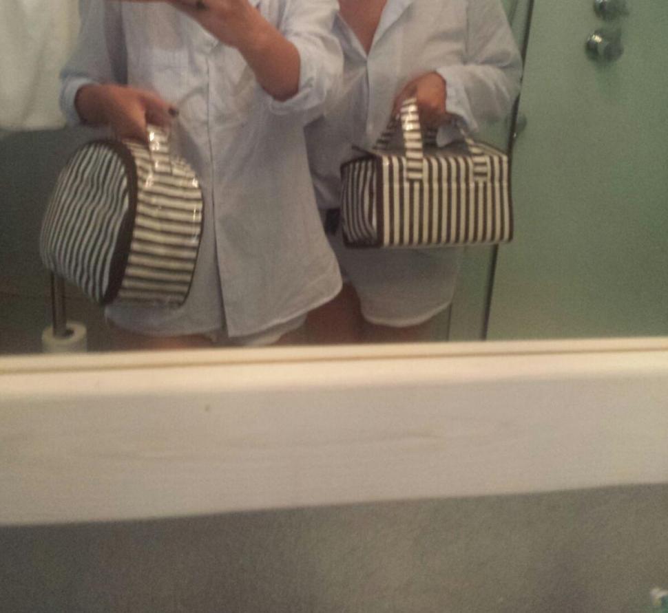 Două jurnaliste poartă același nume, se îmbracă la fel și își cumpără aceleași lucruri pe nevorbite 404154