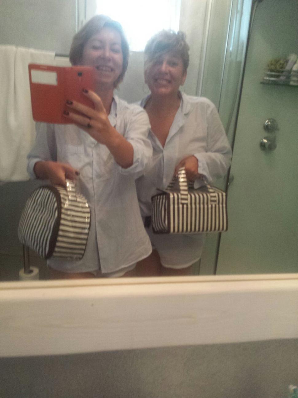 Două jurnaliste poartă același nume, se îmbracă la fel și își cumpără aceleași lucruri pe nevorbite 404159