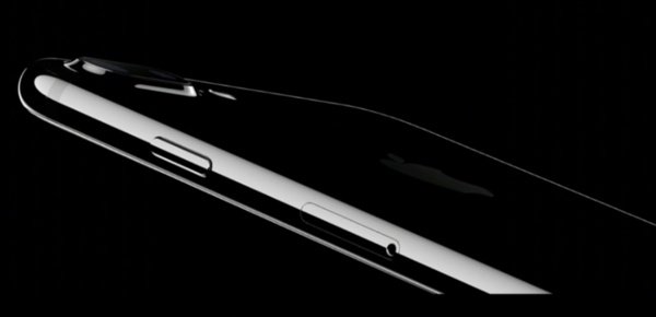 iPhone 7 este rezistent la apă, dar nu așa cum crezi. Ce nu poți face cu el