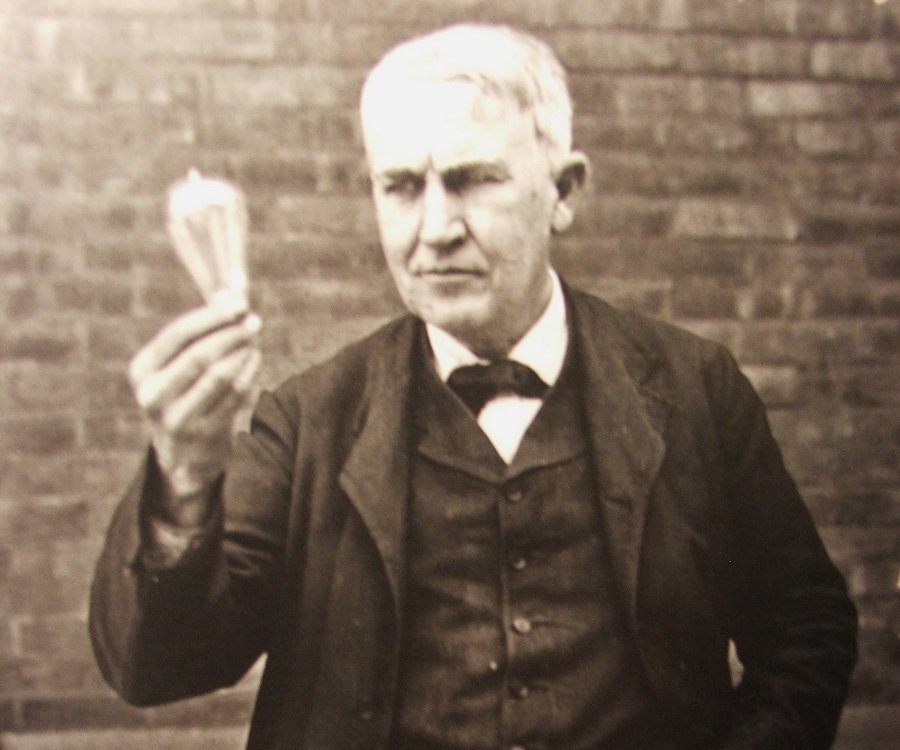 Mama lui Thomas Edison a primit o scrisoare din partea unui profesor al fiului său și a izbucnit imediat în plâns. Inventatorul a aflat după mulți ani ce scrisese dascălul