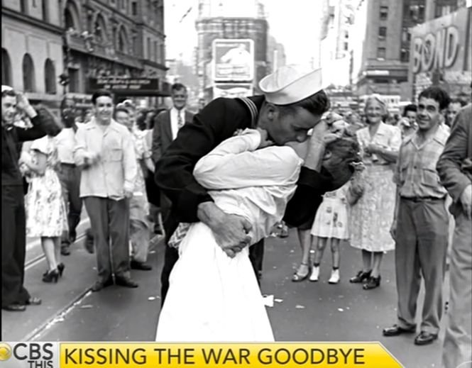 A murit femeia care a oferit cel mai faimos sărut din istorie. Povestea Gretei Friedman