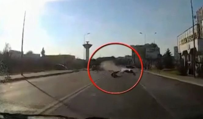 Accident teribil în Vaslui! O şoferiţă neatentă i-a tăiat calea unui motociclist - VIDEO