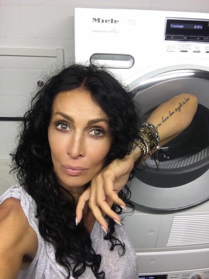 Mihaela Rădulescu, selfie cu mașina de spălat. Ce comentariu a făcut diva 
