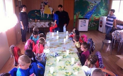 Preotul din România care a deschis două cantine sociale: ”Sunt părinți care nu își merită copiii”