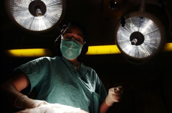 Tumori-gigant, de 32 de kilograme, extirpate de medicii români