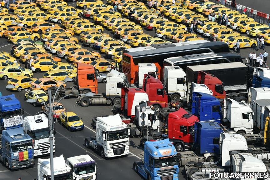 Bucureștiul e blocat de transportatori. Au adus un coșciug la Guvern
