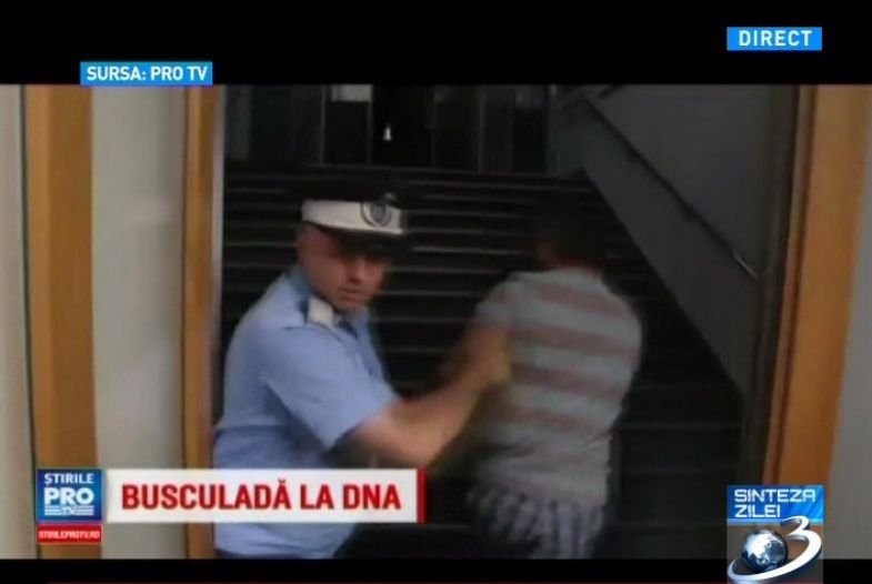 Busculadă la intrarea în sediul DNA. Un jurnalist a fost extras din mulțime, după ce a bruscat un polițist VIDEO