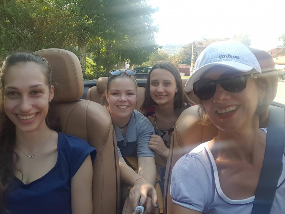 Imagini inedite cu Carmen Iohannis. Prima doamnă, la volanul unei mașini decapotabile, ascultând muzică 405357