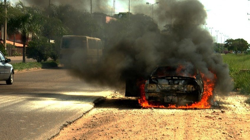 Maşina unui american a ars complet din cauza unui telefon lăsat la încărcat