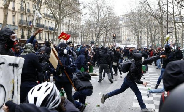 Proteste violente în mai multe orașe din Franța. Manifestanții au lansat cocteiluri molotov VIDEO