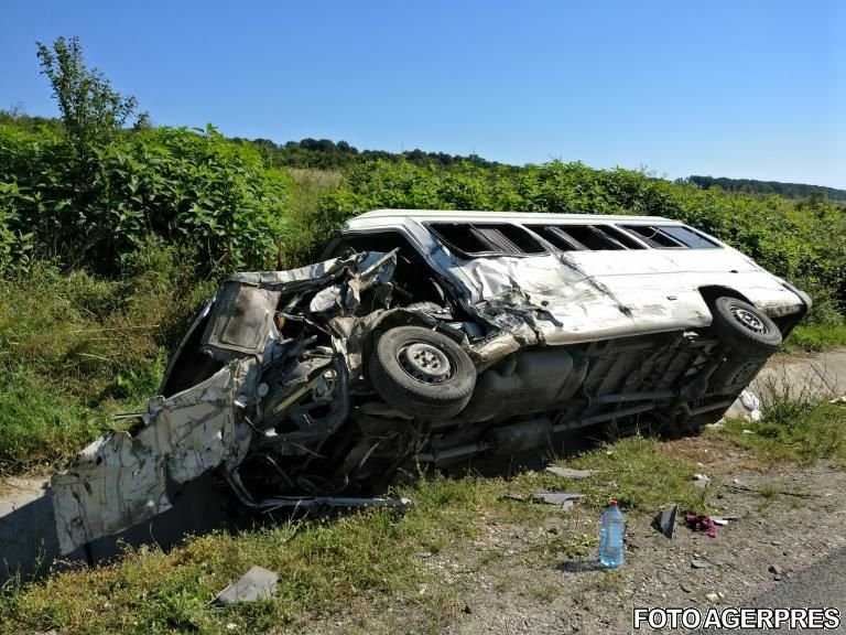 Accident cu un microbuz și un autoturism, în Ilfov: Nouă persoane au ajuns la spital