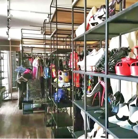 Delia îşi ţine hainele, pantofii şi pălăriile pe un etaj întreg  405616