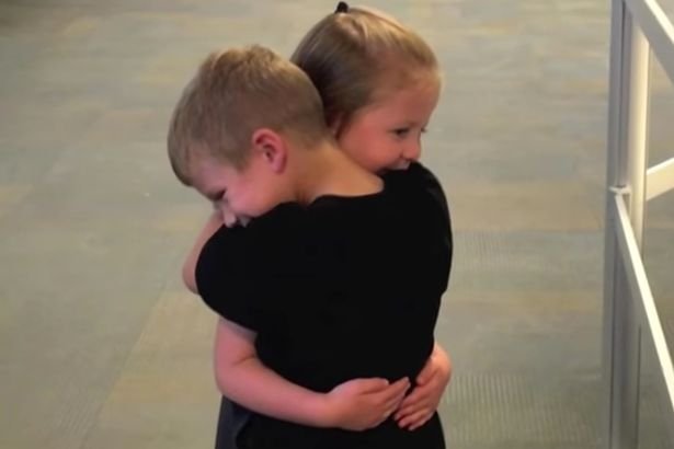 Imaginile care îți vor încălzi sufletul! Doi copii de cinci ani se revăd în aeroport, după luni de despărțire