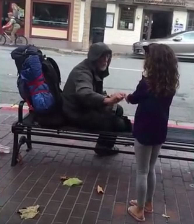 Se afla cu fiica lui într-un restaurant. Copila s-a ridicat de la masă și s-a apropiat de un om fără adăpost. Ce a pățit fetița 