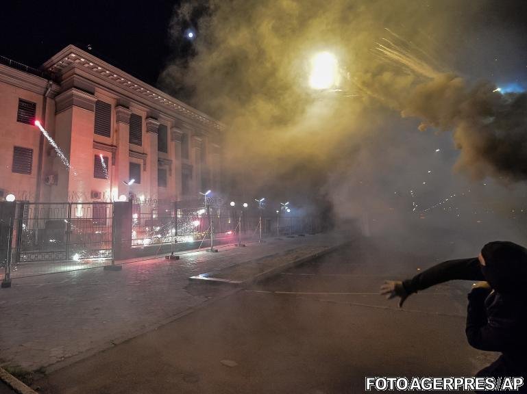 Ambasada Rusiei la Kiev, atacată cu fumigene și petarde