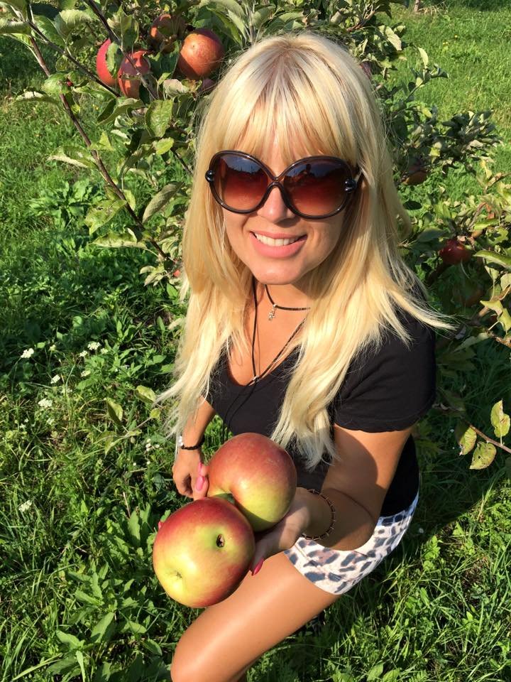 Elena Udrea, la cules de mere. Cum s-a fotografiat în livada unui apropiat 