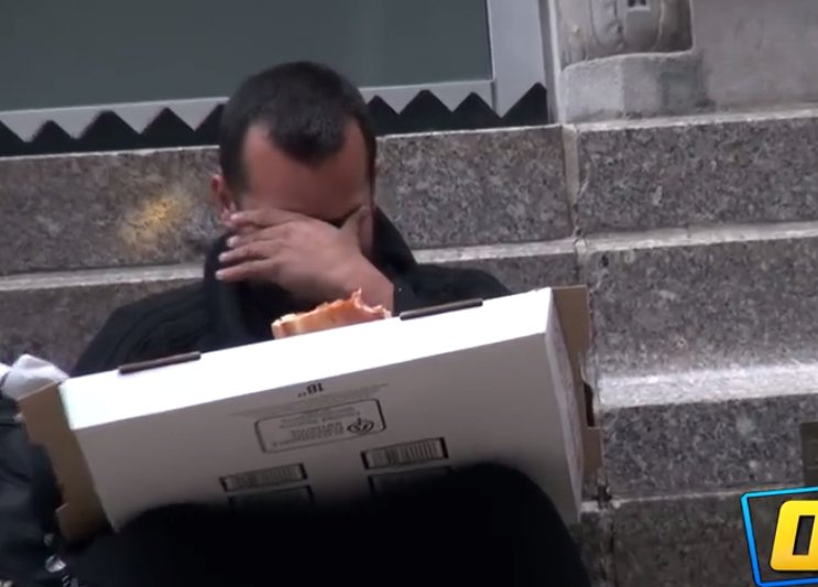 Un boschetar a primit în dar o pizza. Ce a făcut cu ea i-a marcat pe cei care au văzut gestul - VIDEO
