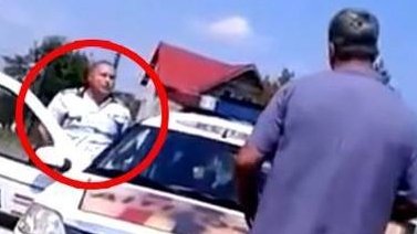 Imaginile care fac înconjurul României! Un polițist ameninţă un șofer, în trafic: „Când ai să dormi noaptea, să te gândești că pot să vin peste tine”