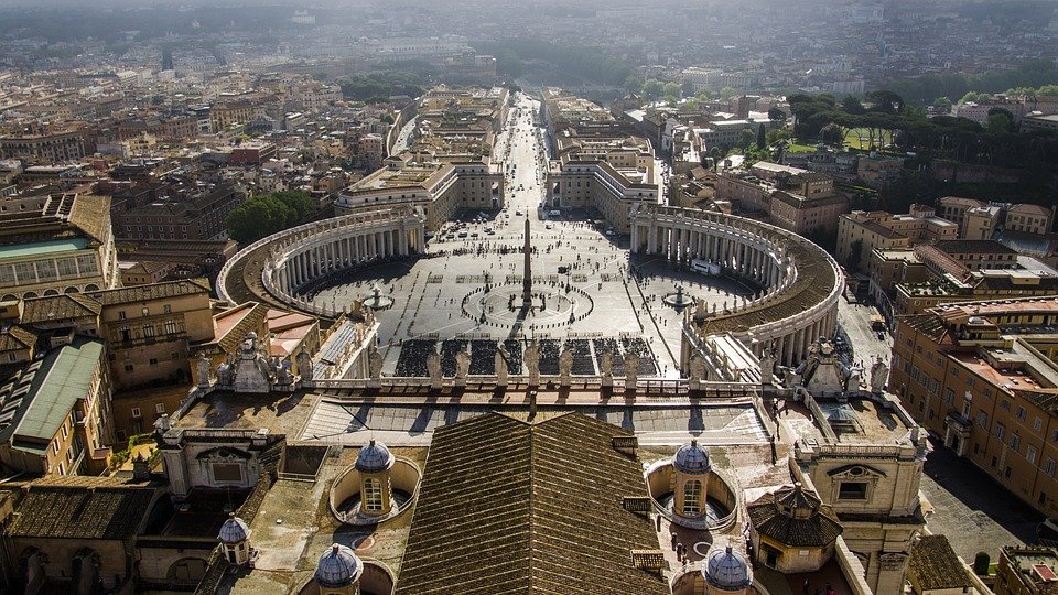 A murit fostul exorcist-șef al Vaticanului
