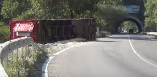 Un tir s-a răsturnat pe o șosea din Bulgaria. Șoferul a avut un șoc când a privit dezastrul. Erau peste 130 de cadavre