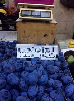 Ieșise la cumpărături, într-o piață din București, când a văzut ASTA. Oamenii treceau pe lângă taraba cu prune și râdeau în hohote - FOTO