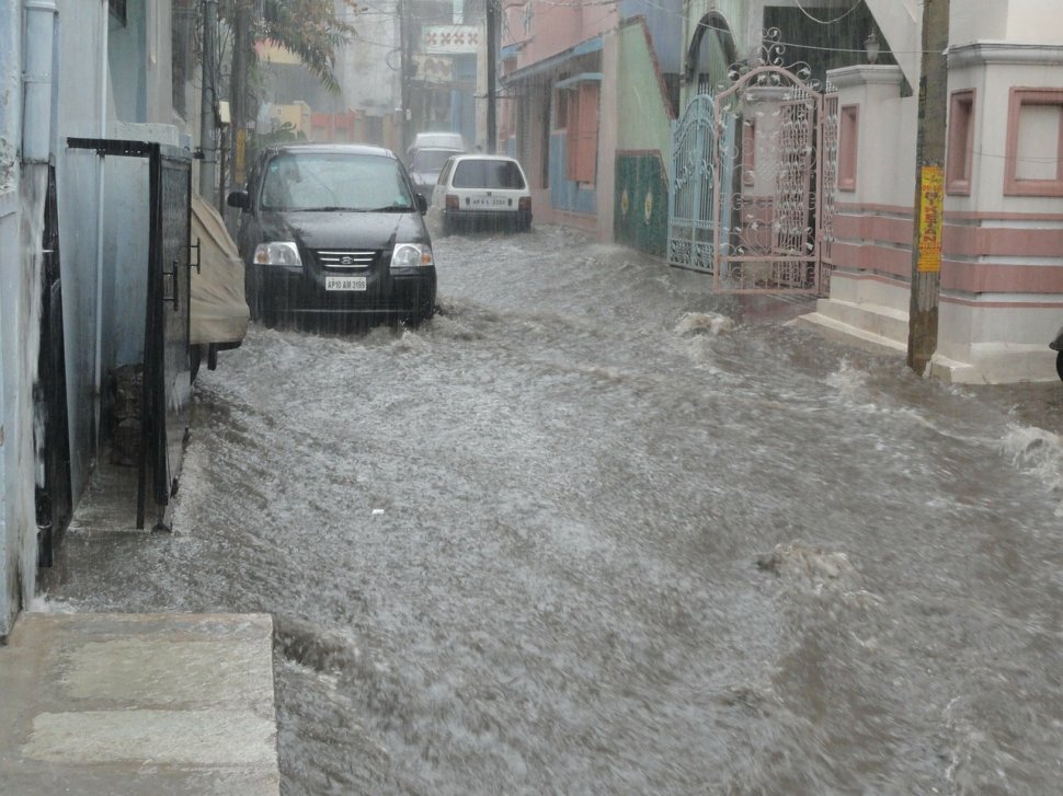 Ploile torenţiale au făcut ravagii din nou. Trafic paralizat şi case inundate, în mai multe orașe din țară
