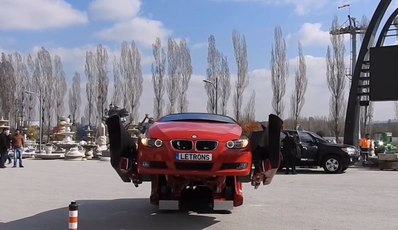 Transformers a devenit realitate. O companie turcă a realizat un robot dintr-un bolid de lux VIDEO
