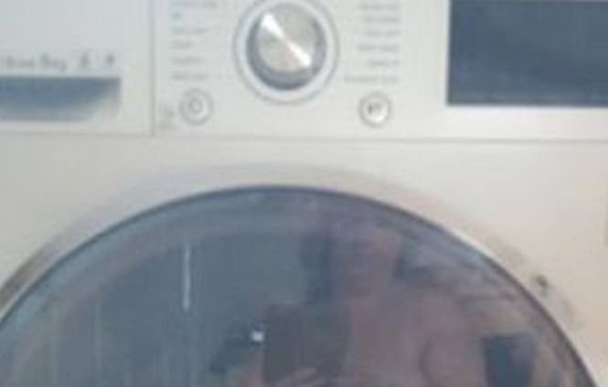 A făcut o poză mașinii de spălat și a postat-o pe net. Detaliul jenant pe care l-a trecut cu vederea