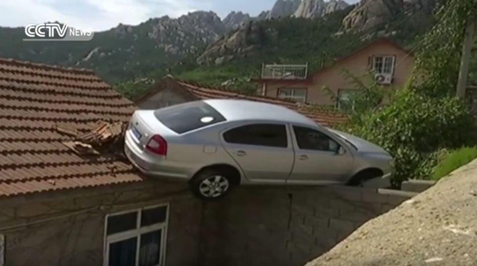 A vrut sa dea cu spatele, dar s-a urcat cu mașina pe acoperișul vecinilor - VIDEO