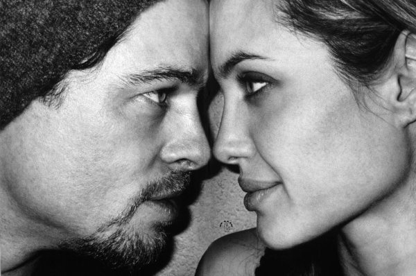 Angelina Jolie și Brad Pitt, mesaje cu subînțeles pe Twitter după ce vestea divorțului a explodat în presă