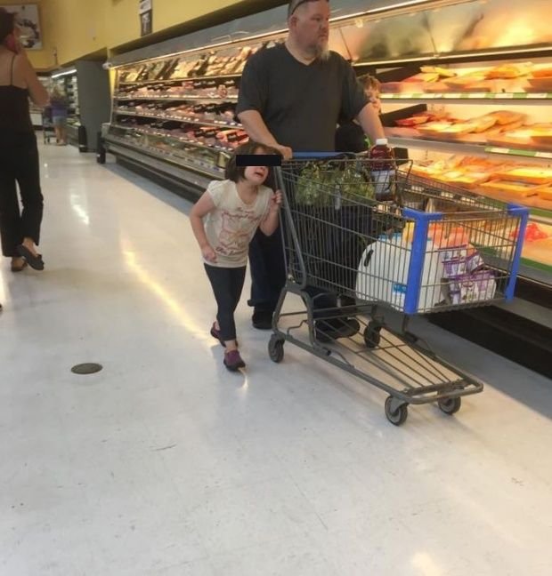 Își făcea cumpărăturile în supermarket și a auzit țipete. Când s-a uitat la bărbatul de lângă ea, a trăit un șoc. Ce îi făcea fetiței lui, de față cu toată lumea