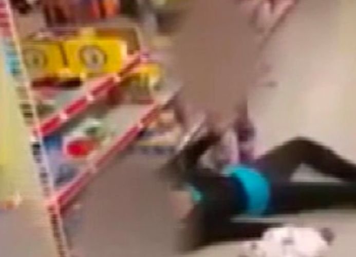 Mama ei a leșinat în magazin. Fetița de 2 ani țipa și o implora să se ridice. Reacția oamenilor, șocantă