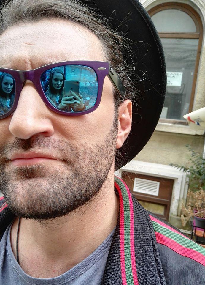 Smiley, dat de gol de un selfie. Iubita misterioasă a cântăreţului a apărut în imagine (Foto) 406822