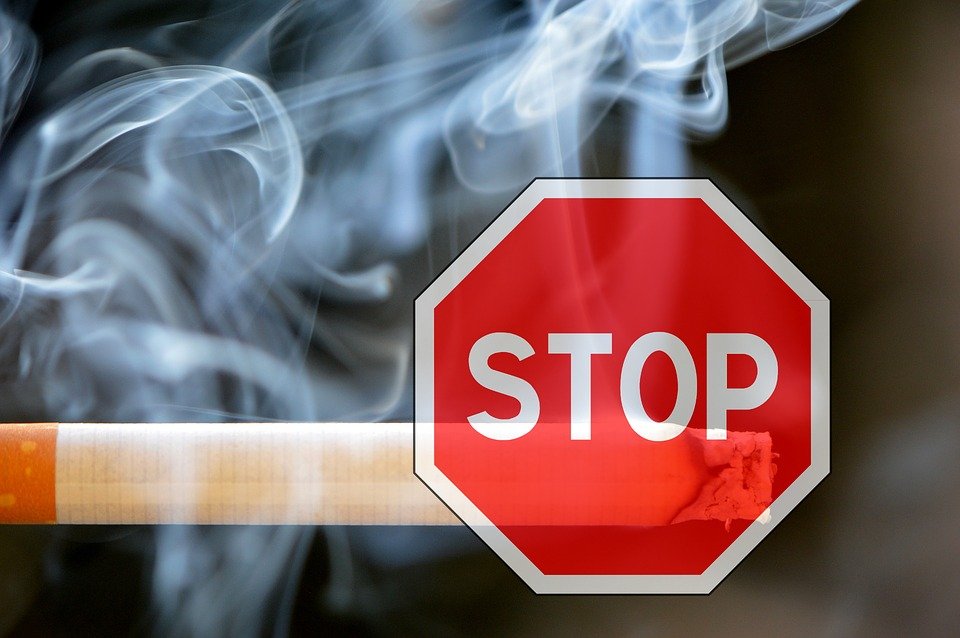 Un nou amendament la legea antifumat. Aprinderea ţigărilor ar putea fi interzisă şi în maşinile personale