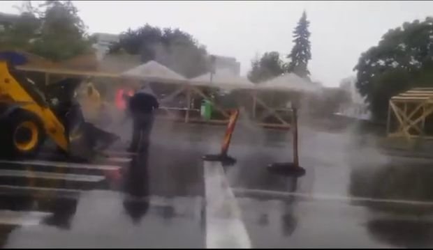 Asfaltare pe ploaie la Ploiești, o bătaie de joc pe bani publici! ”Pur și simplu băltea în apă!” - VIDEO