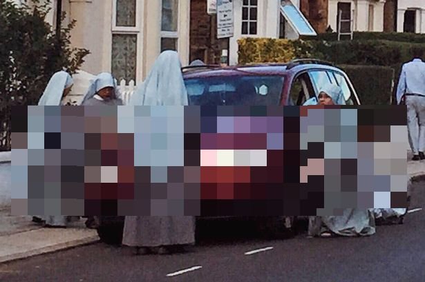 Ce fac cinci călugărițe la marginea unei străzi din Londra. Imaginea a ajuns virală pe Internet!