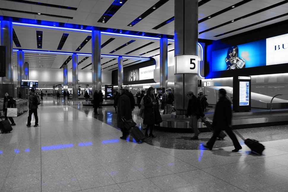 O româncă a devenit imaginea Aeroportului Heathrow din Londra. Cu ce se ocupă femeia în Anglia - FOTO
