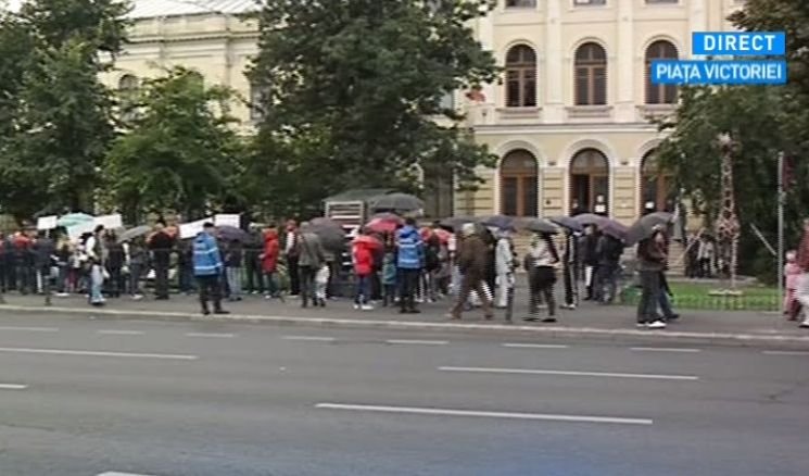 UPDATE: Protest pentru conversia creditelor în franci elvețieni. Peste 200 de oameni protestează în București