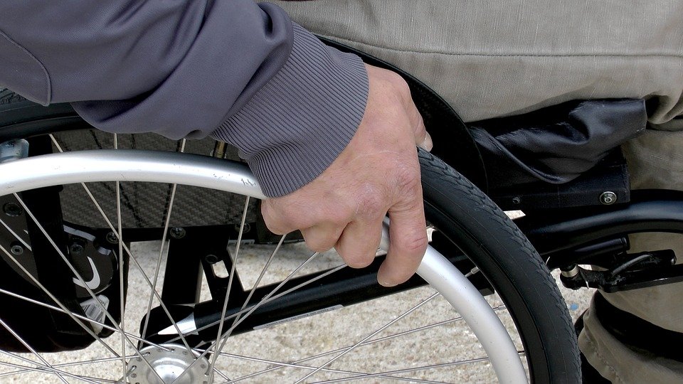 A stat 43 de ani într-un scaun cu rotile, din cauza unui diagnostic greșit