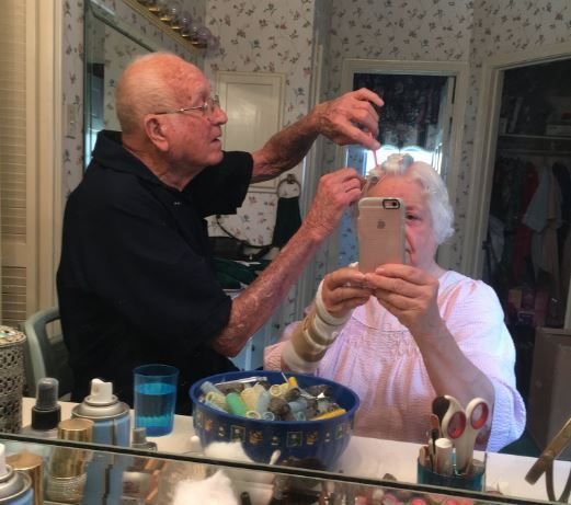 Bunicul s-a apropiat de ea și i-a pieptănat cu blândețe părul. Detaliul uimitor din imaginea care a impresionat mii de oameni pe internet 
