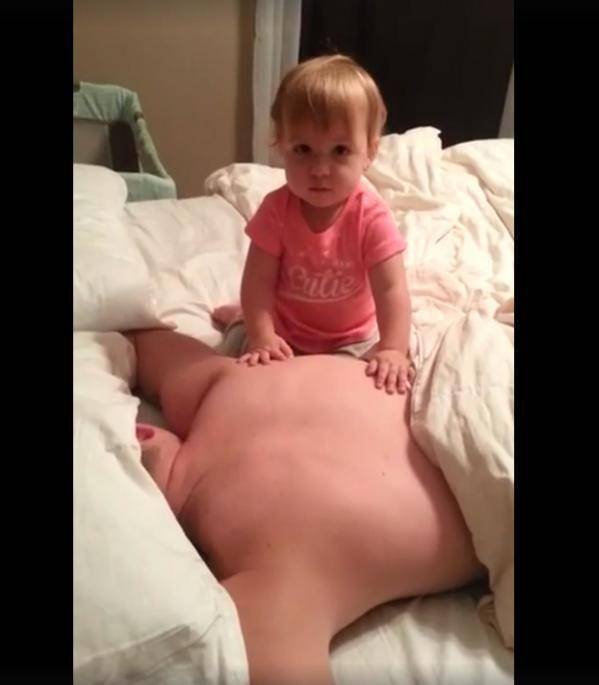 Fetița sărea pe pat, lângă tatăl ei care dormea dus. Ce s-a întâmplat în secunda următoare. Mama a filmat îngrozită totul