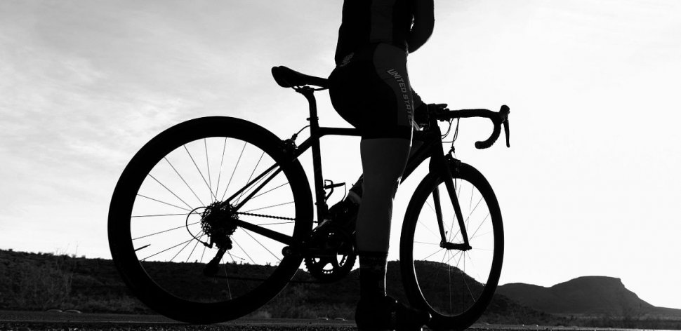 Un tânăr ciclist din Sibiu, găsit mort în casă