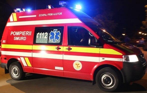 Accident grav! O ambulanță SMURD, aflată în misiune, izbită în plin de un autoturism. Trei persoane au fost rănite