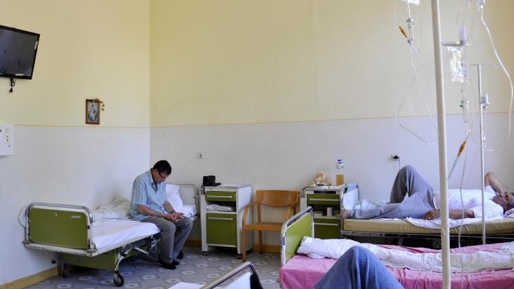 Mărturia unei fiice care-și tratează tatăl bolnav de cancer într-un spital din România: „Salonul miroase a urină, iar singurul analgezic disponibil e algocalminul”