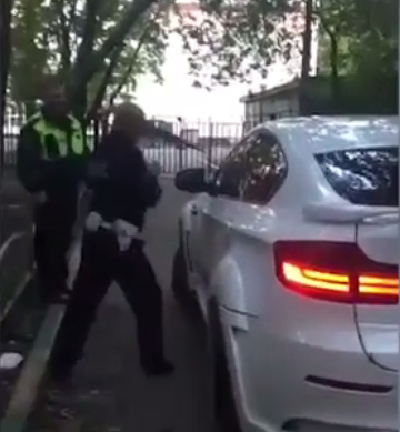 Scene incredibile. Un poliţist încearcă să spargă cu patul puştii geamurile unui BMW X6 - VIDEO