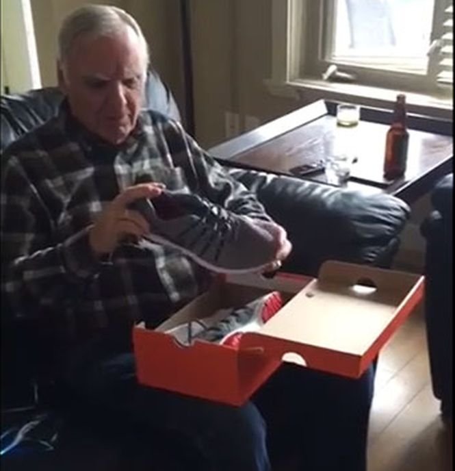 Copiii i-au pregătit o surpriză uriașă de ziua lui. Când a deschis cadoul, bunicul a început să țipe. Păreau niște pantofi normali, dar...